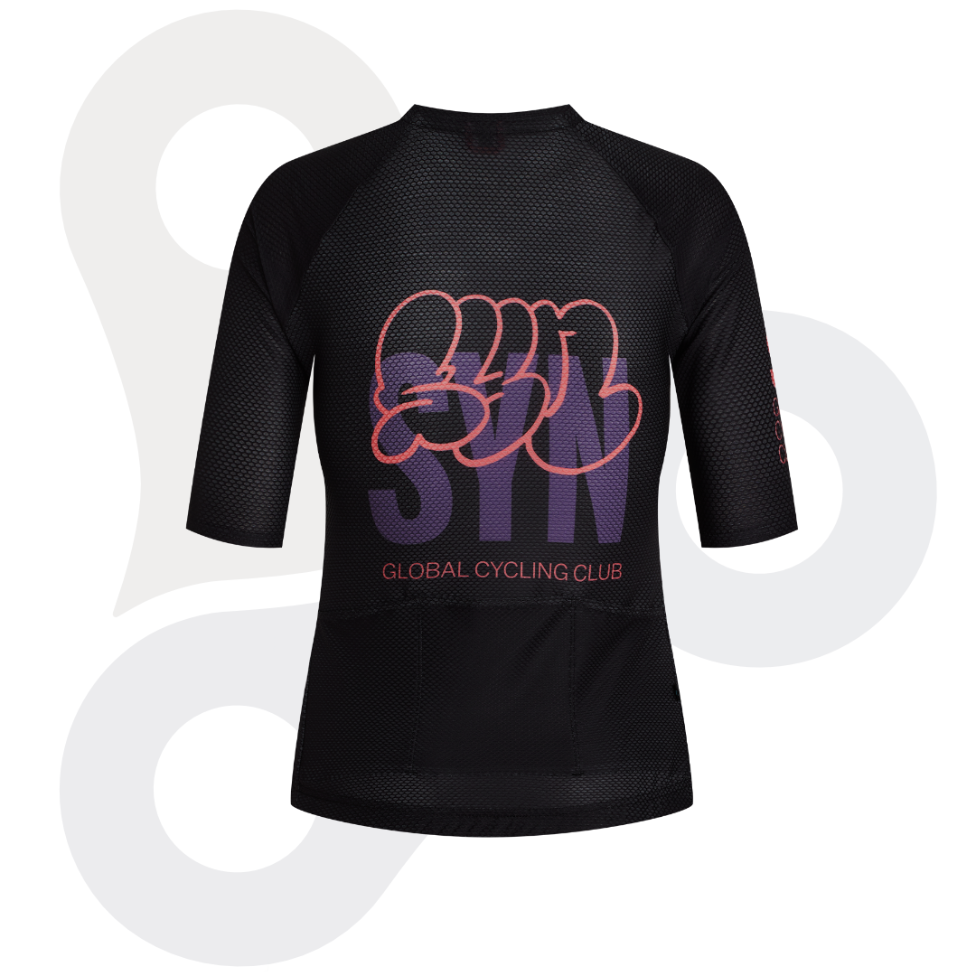 SYN Pro Design Lab Trikot in der Farbe crossed black mit lila SYN Schriftzug und rosafarbenem Designmuster von hinten