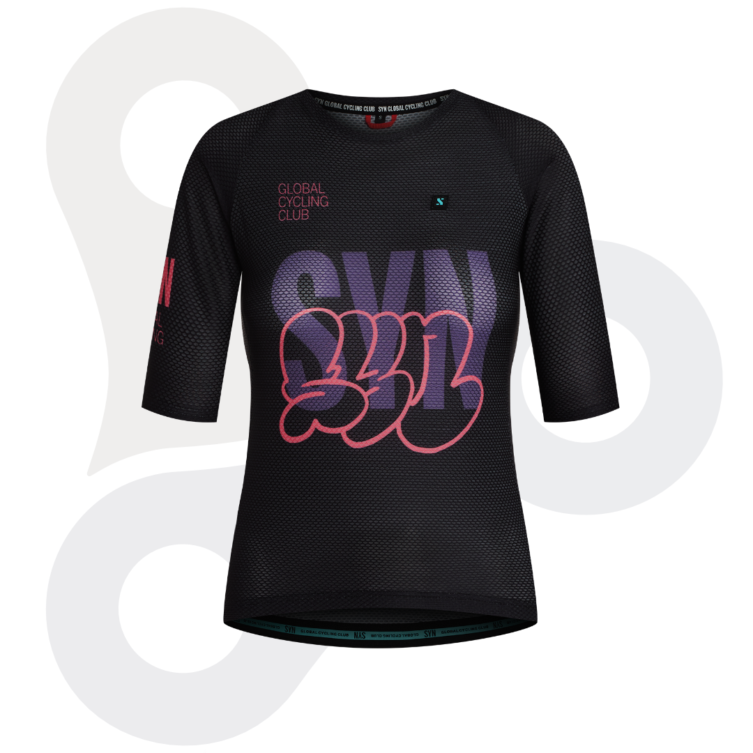SYN Pro Design Lab Trikot in der Farbe crossed black mit lila SYN Schriftzug und rosafarbenem Designmuster von vorne