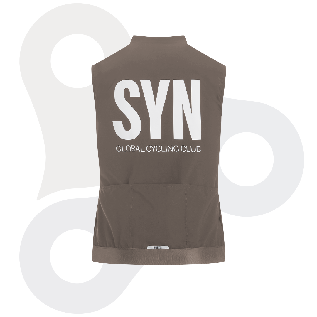 SYN Training Vest 2.0 in der Farbe Nomad mit weißem SYN Schriftzug von hinten