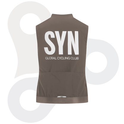 SYN Training Vest 2.0 in der Farbe Nomad mit weißem SYN Schriftzug von hinten