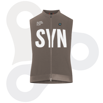 SYN Training Vest 2.0 in der Farbe Nomad mit weißem SYN Schriftzug von vorne