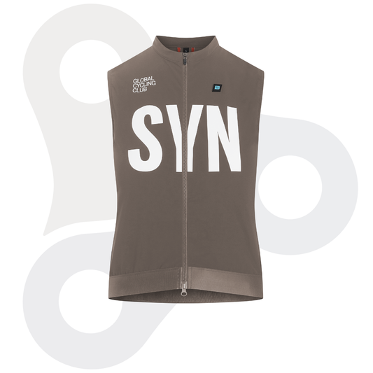 SYN Training Vest 2.0 in der Farbe Nomad mit weißem SYN Schriftzug von vorne