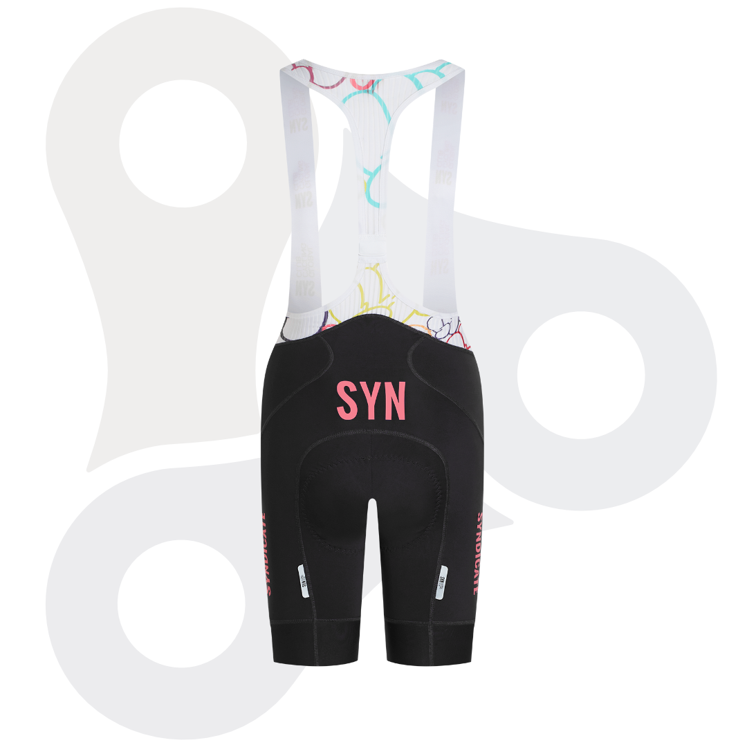SYN Pro Design Lab Bib Shorts in der Farbe bronx mit rosa SYN Schriftzug und weißen Trägern von hinten