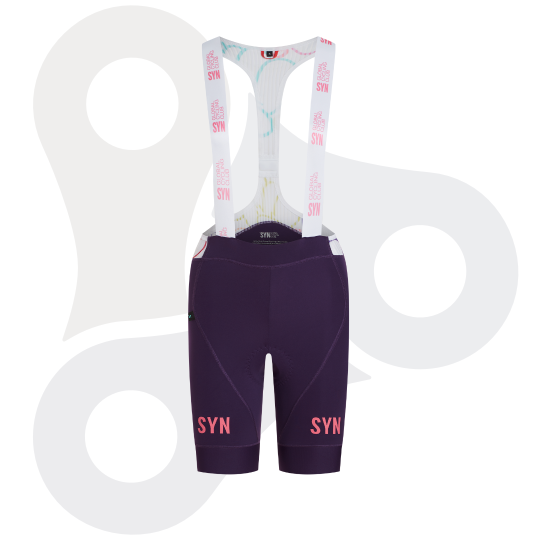 SYN Pro Design Lab Bib Shorts in der Farbe fabcy mit rosafarbenem SYN Schriftzug von vorne