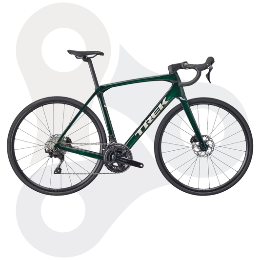 Trek Domane SL5 Gen 4 in der Farbe Ivy Smoke (einem metallischen Grünton) und weißem TREK Schriftzug