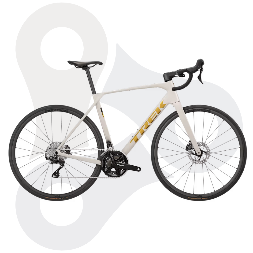 Trek Domane SL5 Gen 5 Rennrad in der Farbe Buff Beige (ein cremiger Weißton) mit goldenem Logo