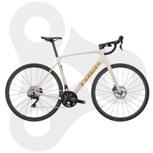 Trek Domane SL5 Gen 5 Rennrad in der Farbe Buff Beige (ein cremiger Weißton) mit goldenem Logo