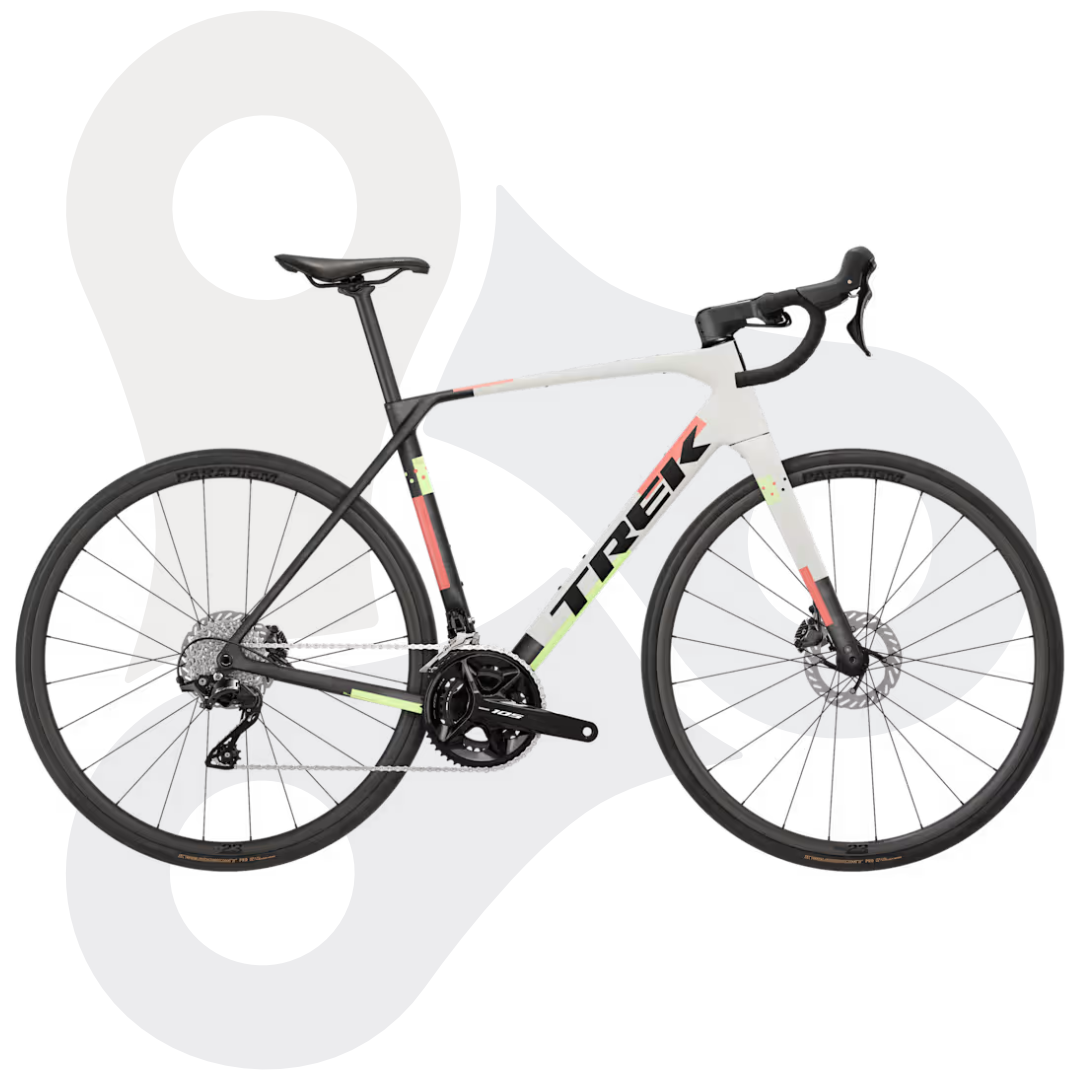 Trek Domane SL5 Gen 5 Rennrad in der Farbe Matte Era White | Deep Smoke (weiß und schwarz Töne) mit rosa- und grünfarbenen Elementen
