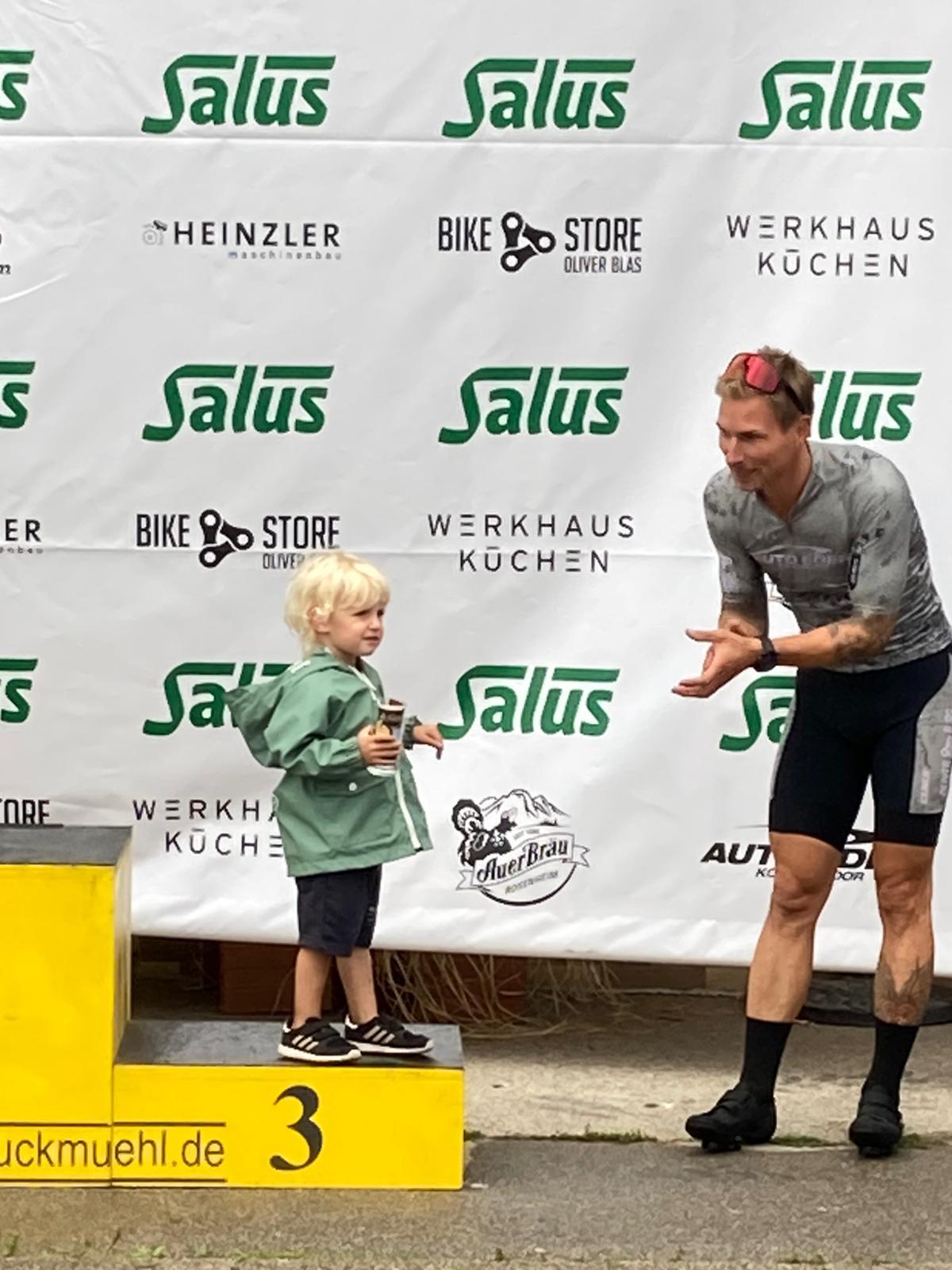 Bikestore Inhaber Oliver Blas beim Gratulieren eines der kleinsten Youngsters-Mitglieder