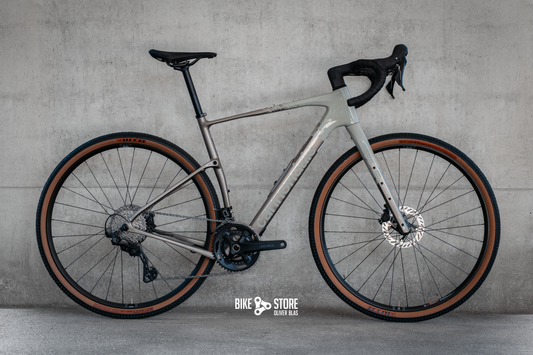 Cannondale Topstone Carbon 3 Gravelbike in der Farbe Chalk (einem Kreideweiß)