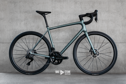 Specialized S-WORKS Aethos 2 in den Farben Fjord Metallic / Dolomite Metallic