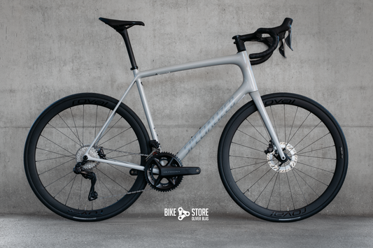 Specialized Aethos 2 Expert Rennrad in der Farbe Gloss Dolomite Metallic | Blue Pearl Over Shadow Silver