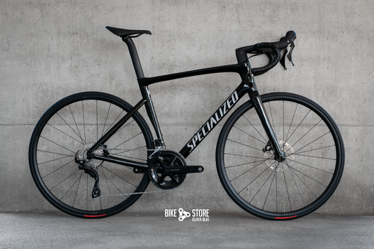 Specialized Tarmac SL7 Sport Rennrad in der Farbe Gloss Black | Dolomite Metallic (schwarzer Farbton mit weißen Decals)