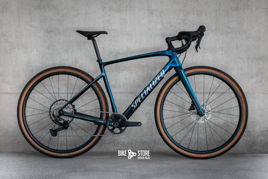 Specialized Diverge 4 Sport Carbon Gravelbike in der Farbe Emerald Metallic | Silver Dust