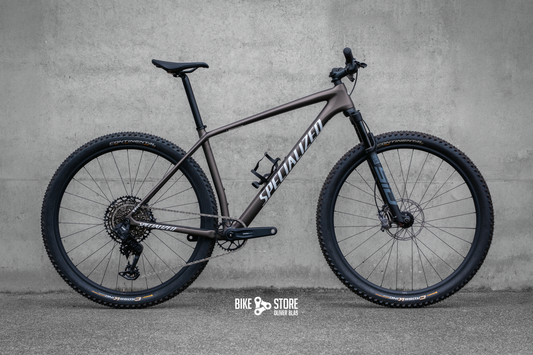 Sepcialized Epic HT Comp in der Farbe Satin Gunmetal | Metallic White Silver (ein braungrauer Farbton mit weißen Decals)