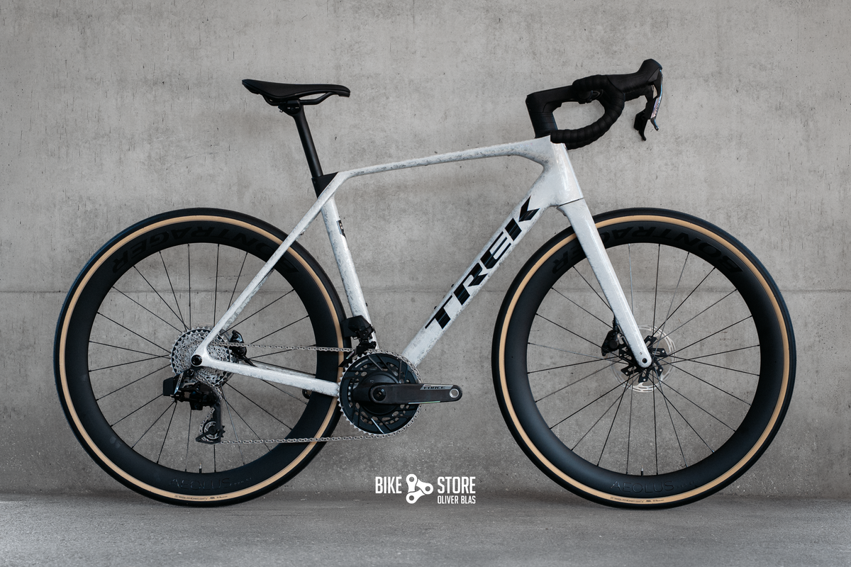 Trek Domane SLR 7 Gen 5 Rennrad in der Farbe Mother of Pearl | Silver Marble (weiß mit silberfarbenen Sprenkeln)
