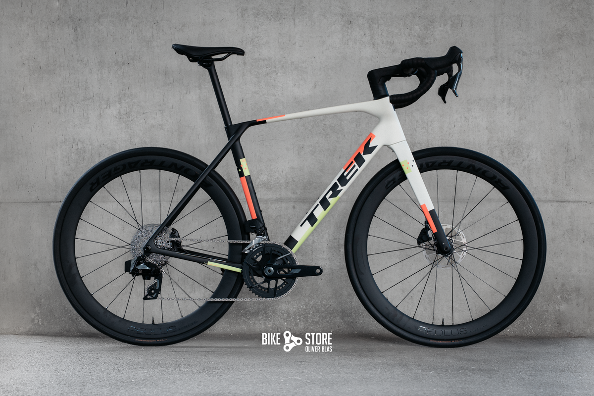 Trek Domane SL6 Gen 5 Rennrad in der Farbe Matte Era White | Deep Smoke (weiß und schwarz Töne) mit rosa- und grünfarbenen Elementen