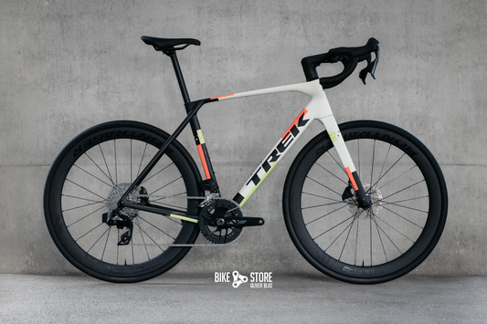 Trek Domane SL6 Gen 5 Rennrad in der Farbe Matte Era White | Deep Smoke (weiß und schwarz Töne) mit rosa- und grünfarbenen Elementen
