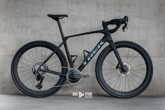 Trek Domane SL7 Gen 5 Rennrad in der Farbe Matte Deep Smoke (ein matter Schwarzton)