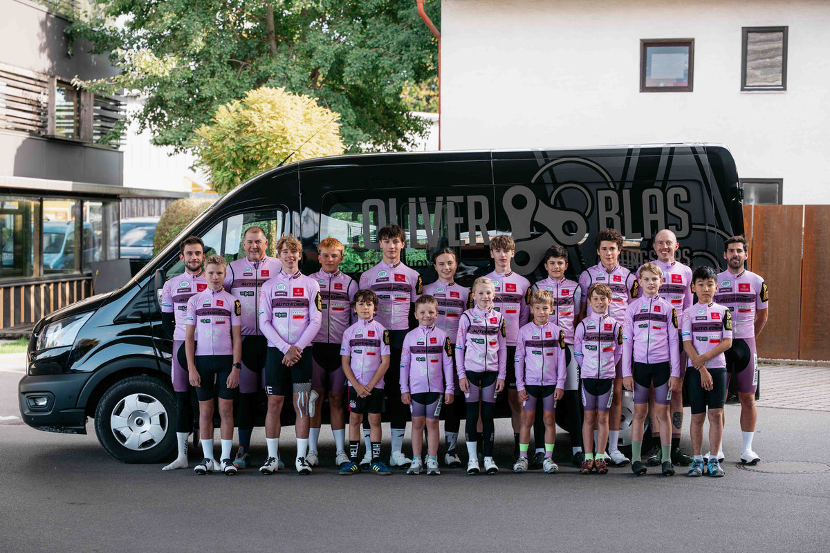 Ein typisches Gruppenbild der Oliver Blas Youngsters in ihren Renntroikots (rosafarben)