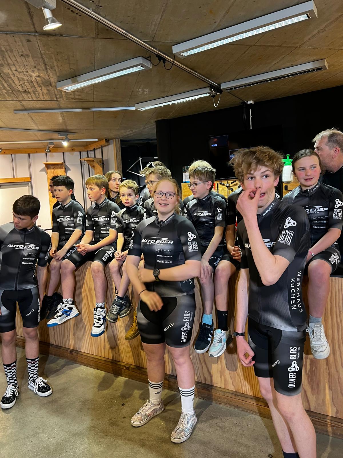 Die Oliver Blas Youngsters in Trikots im Laden